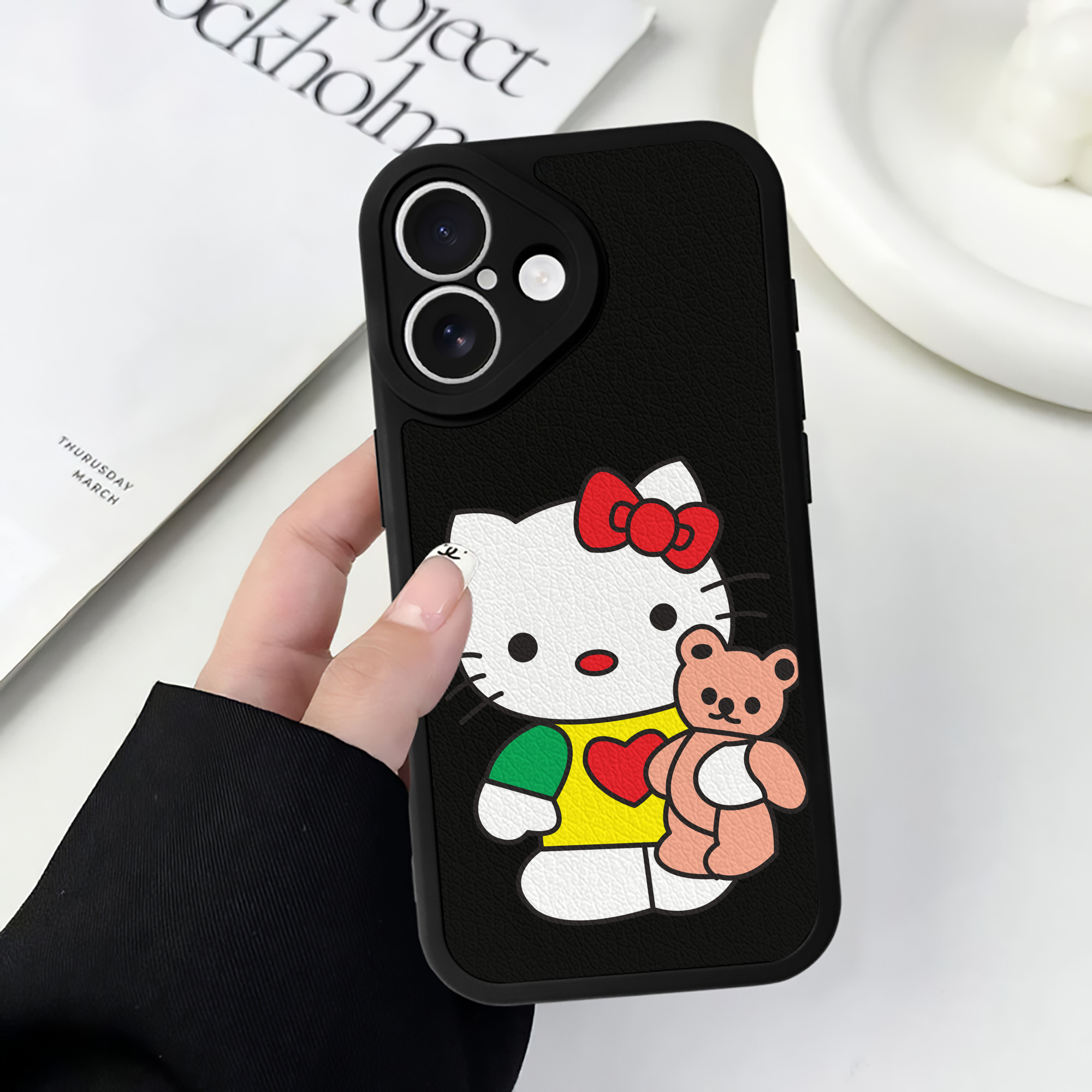 （画像用） Hello Kitty ハローキティ 【iPhone 16シリーズ対応】シリコンスマホケース（レザー調） 材質：シリコン